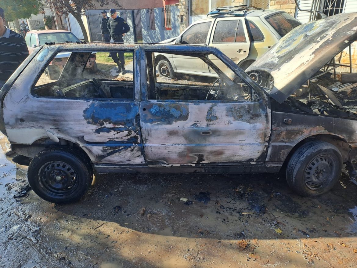 Santa Rosa: estaban soldando en un garage y se incendió un auto