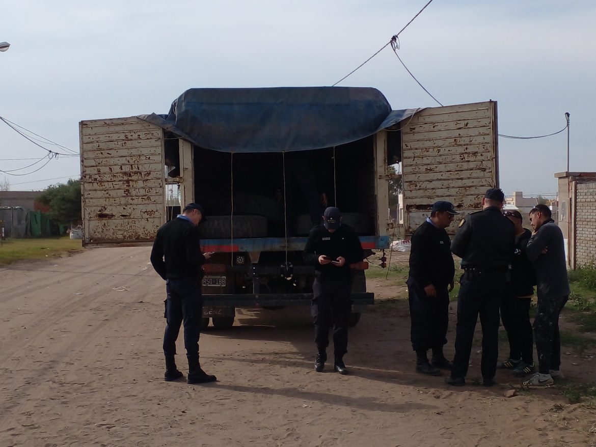 Estafas con cheques truchos: secuestran 28 neumáticos, dos camionetas, un camión y detienen a dos hombres