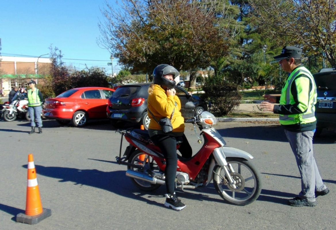Conducción segura: entregaron cascos y chalecos a motociclistas de Trenel