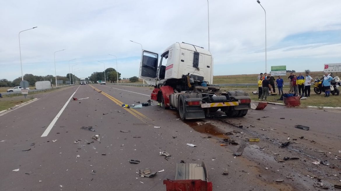 Chocaron dos camiones en el cruce de las rutas 35 y 18
