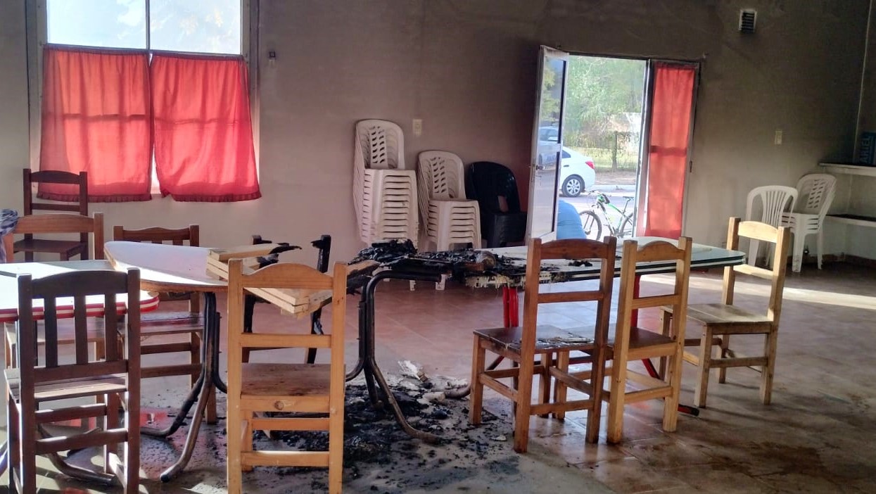 La Maruja: atacan y queman boletas en local del Frejupa y vandalizan un vehículo de JxC