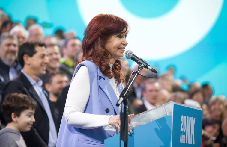 Sin definiciones electorales, CFK encabezó acto: “Soy del pueblo”