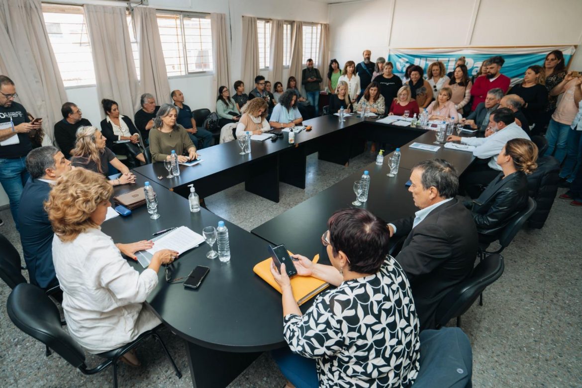 Gobierno y gremios acuerdan mesa interministerial para abordar casos de violencia escolar