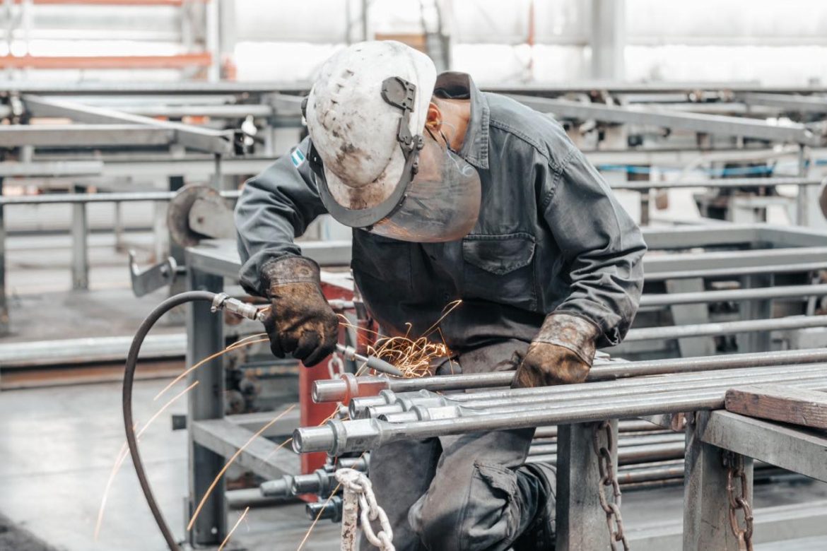 El desplome con Milei: la producción industrial de las Pymes cayó el 19% en 2024