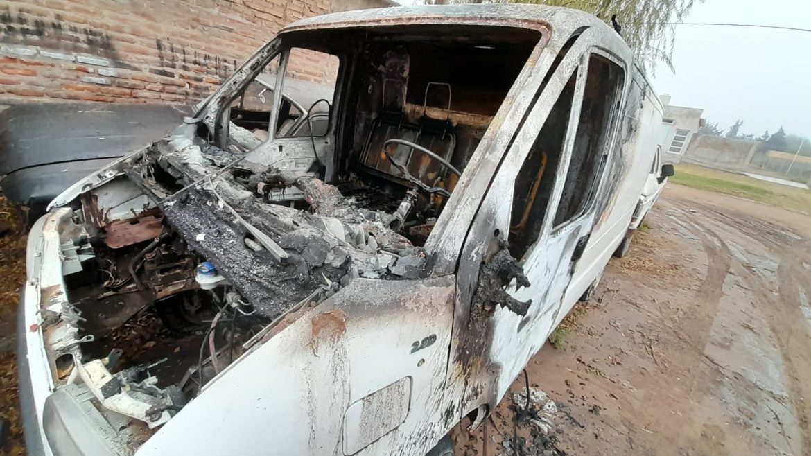 Prendieron fuego una Traffic en Santa Rosa