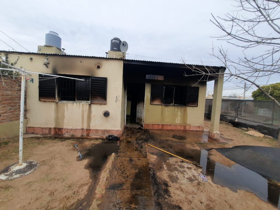 Un nene jugaba con un encendedor y prendió fuego la casa en Santa Rosa