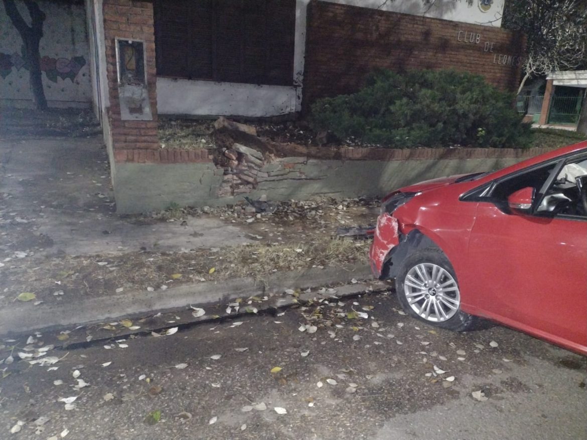 Perdió el control del auto y chocó la sede del Club de Leones de Santa Rosa