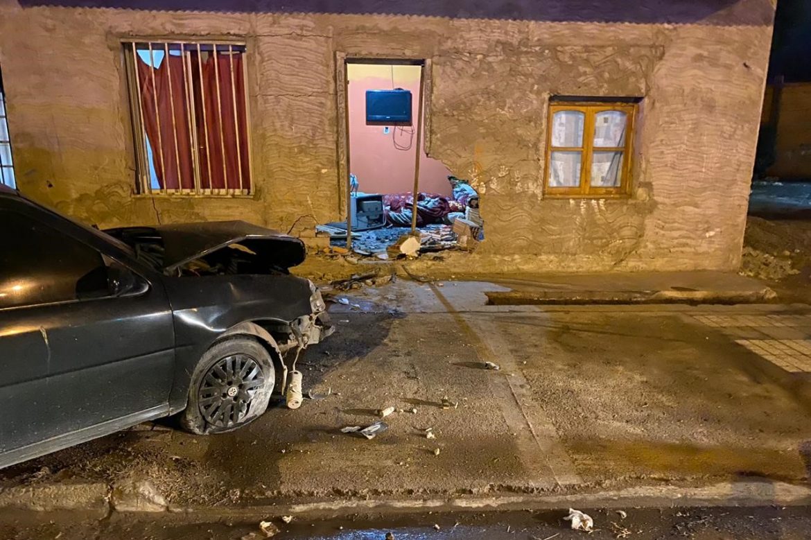 Conducía alcoholizado, se despistó y chocó contra una casa en Santa Rosa