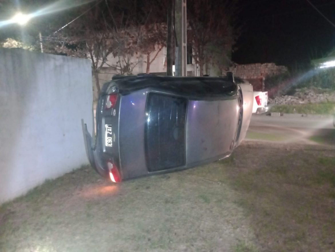 Choque, vuelco y fuga en Santa Rosa