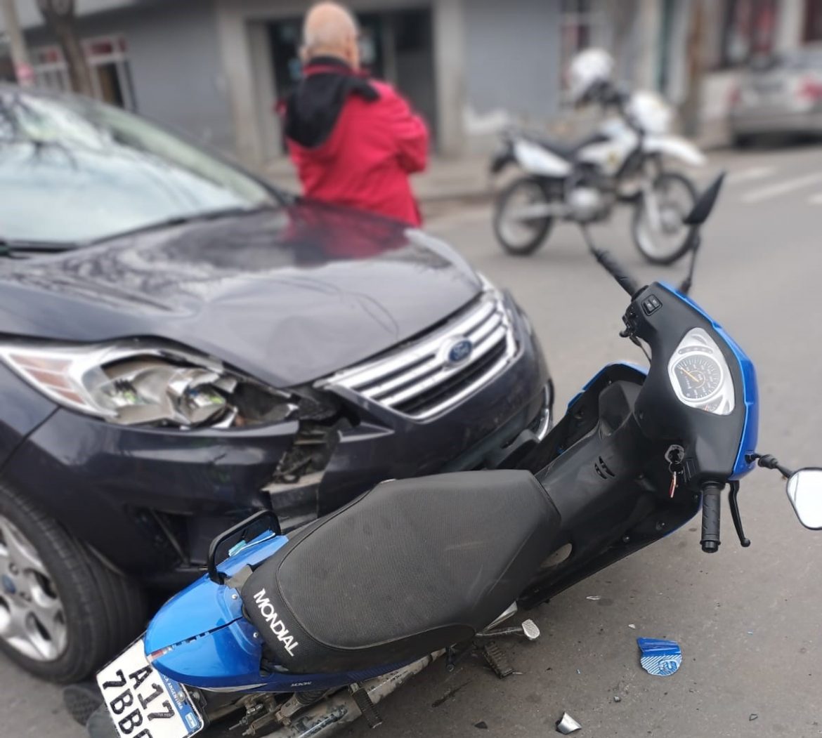Un auto chocó a dos policías en el centro de Santa Rosa