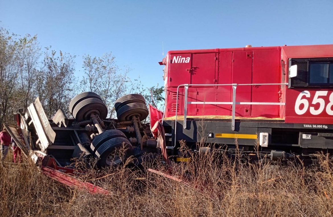 Un tren chocó a un camión en Quemú: no hubo lesionados
