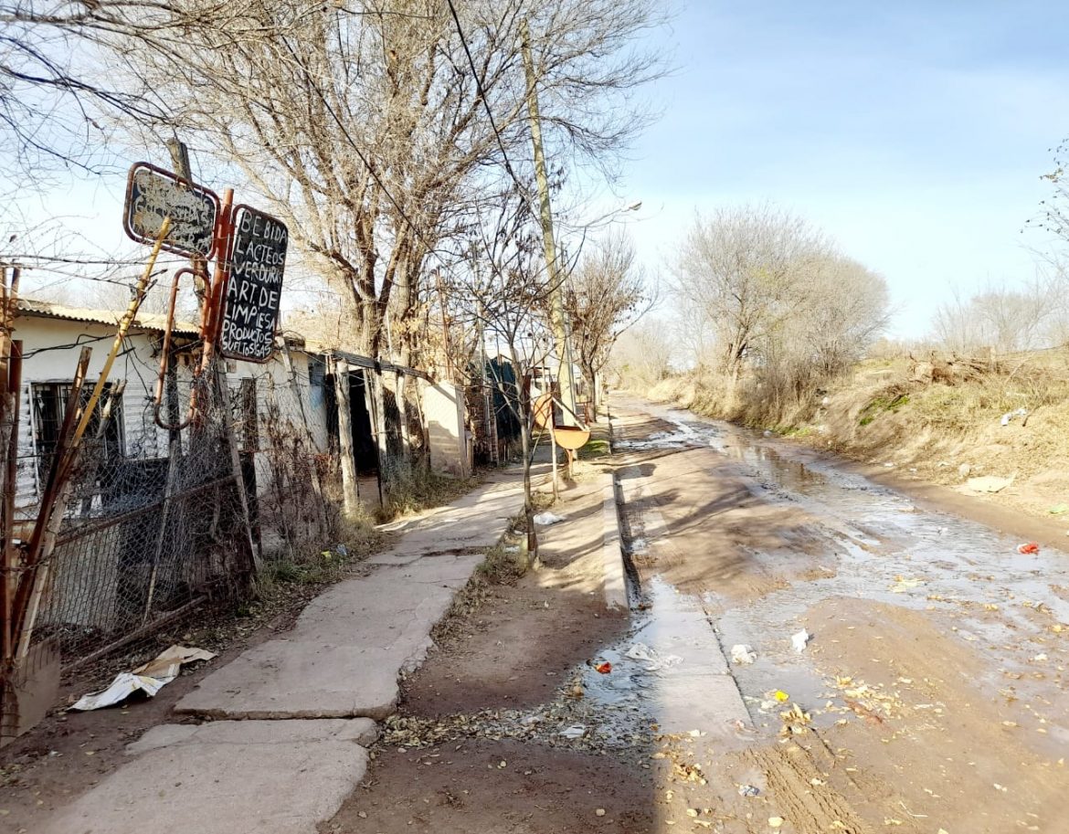 Un río de desechos cloacales en la calle Niñas de Ayohuma