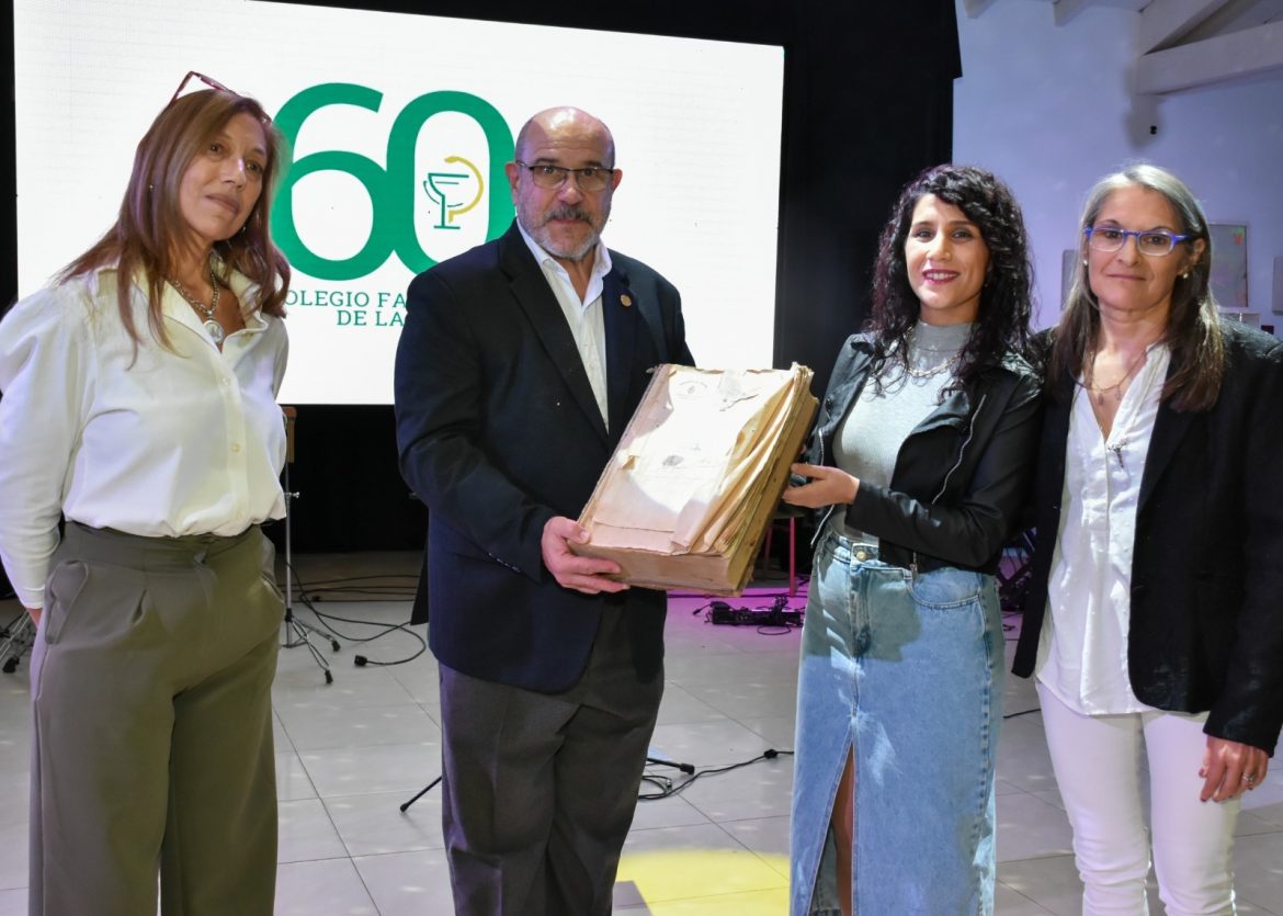 Emotivo acto de reconocimiento a farmacias centenarias de Pico