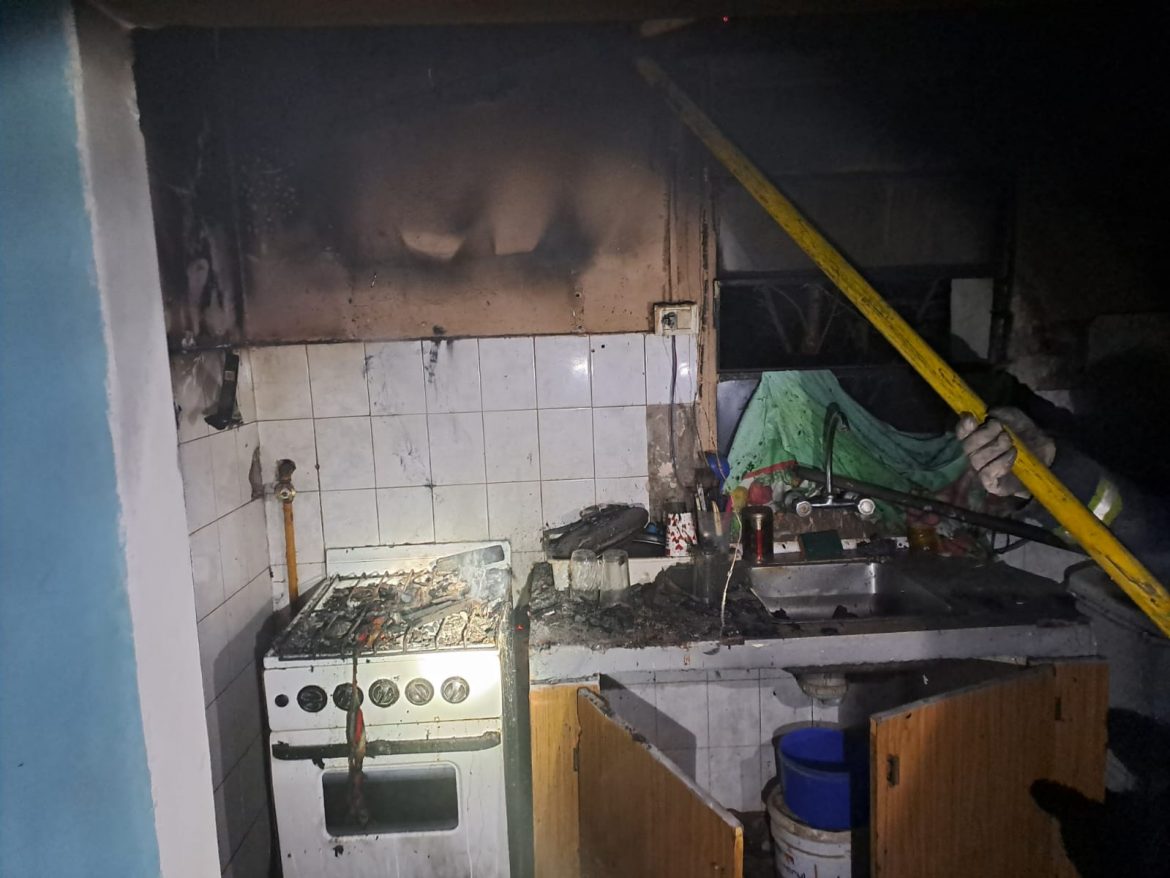Dejó ropa secando cerca de una hornalla y se le prendió fuego la casa