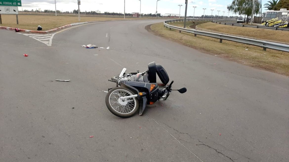 Motociclista herida al chocar con una camioneta