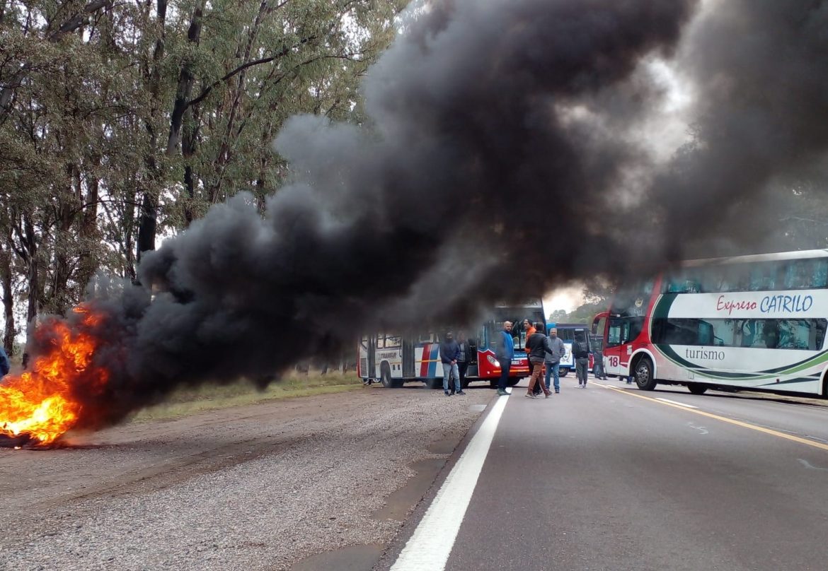 Hicieron piquete, acordaron aumento y se levantó el paro de micros