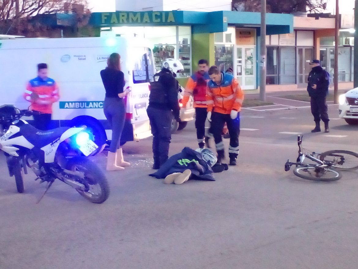 Ciclista herida al ser chocada por un auto en Santa Rosa