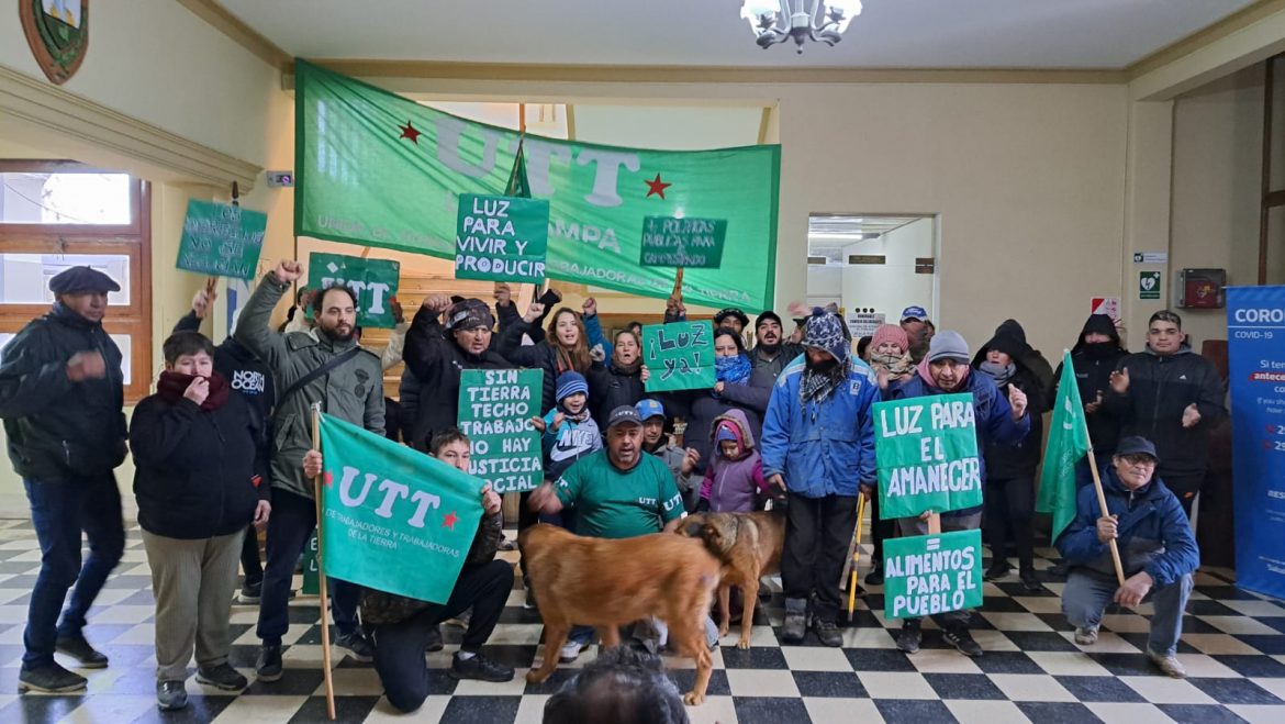 Manifestación en el municipio en reclamo de luz para el barrio El Amanecer