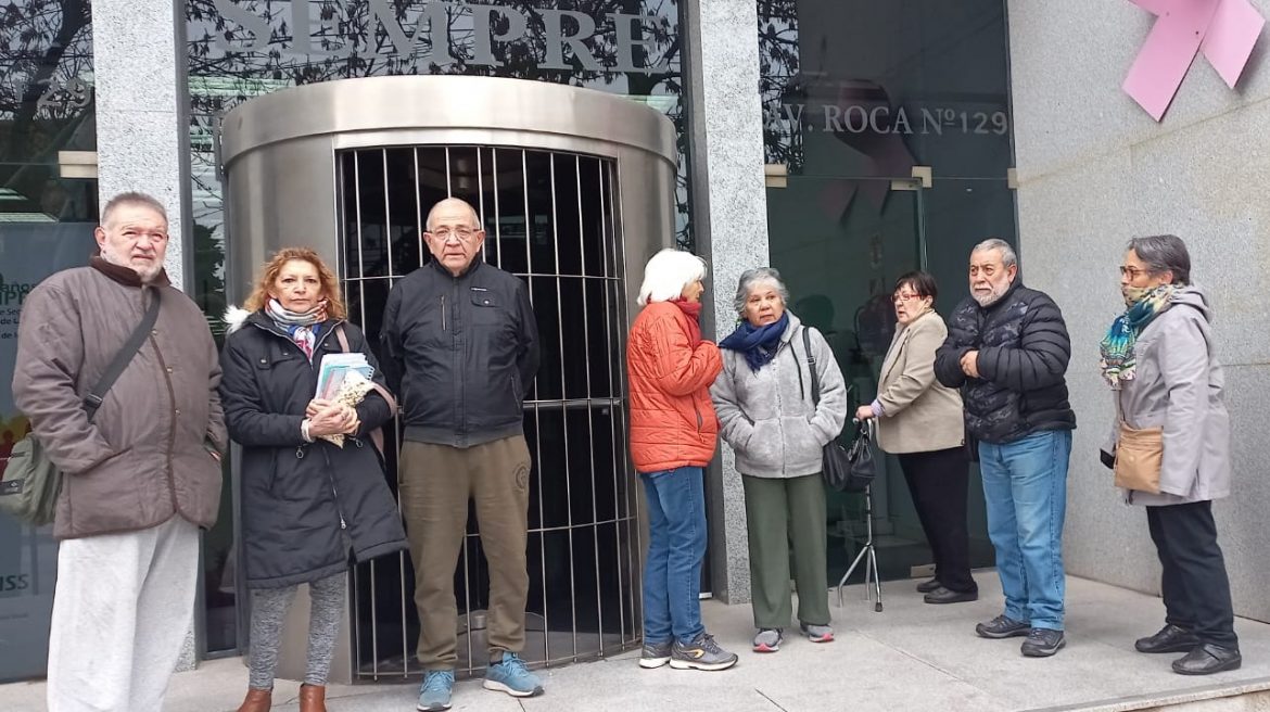 Coseguros y medicamentos: jubilados autoconvocados se movilizaron al Sempre