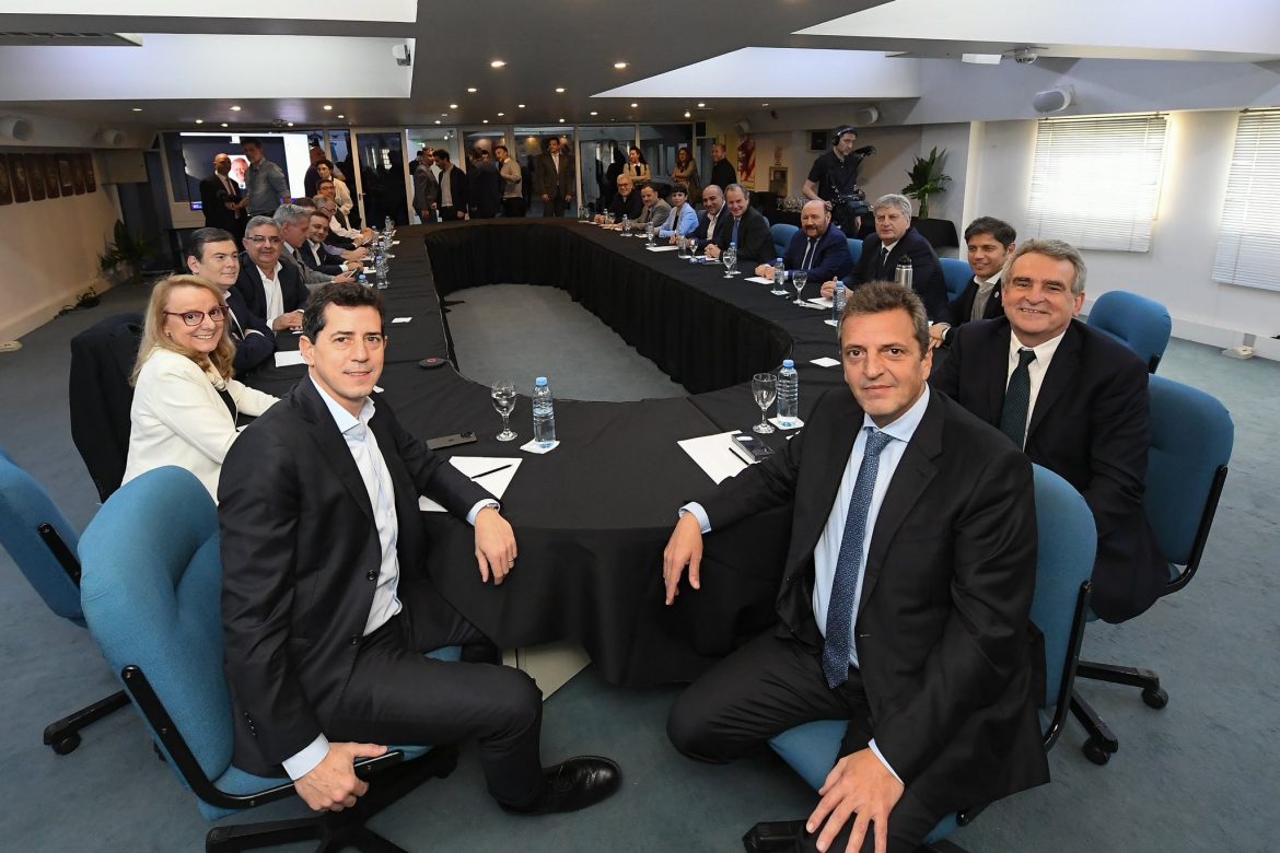 Primera foto política: Massa, con Ziliotto y otros gobernadores peronistas