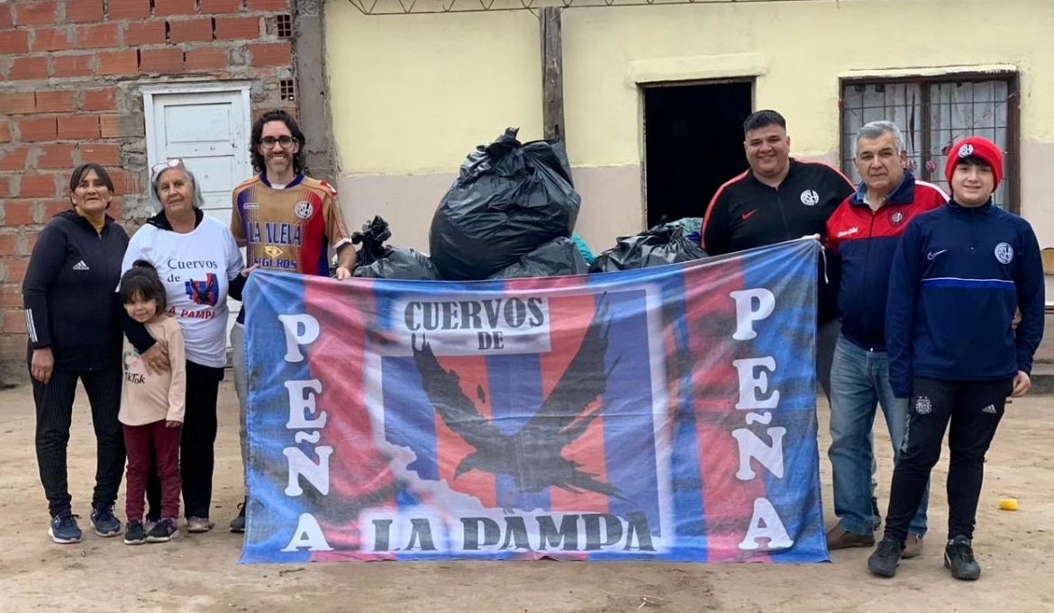 Peña de San Lorenzo entregó camperas, buzos y gorros en el asentamiento El Amanecer