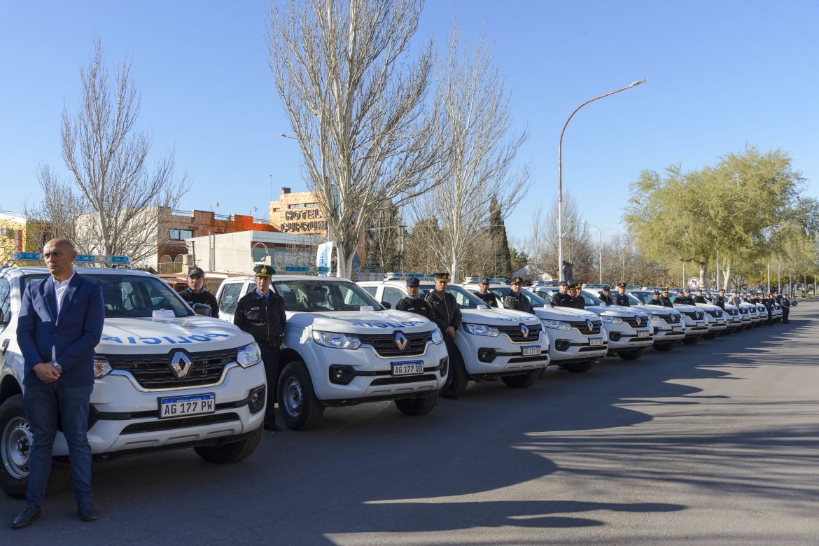 El gobernador encabezó acto de entrega de 37 móviles policiales