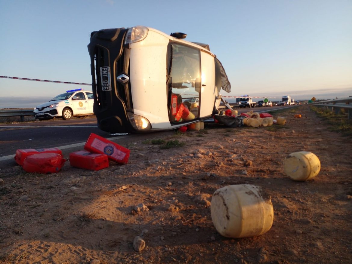 Choque en el bajo Giuliani: rescatan a conductor atrapado