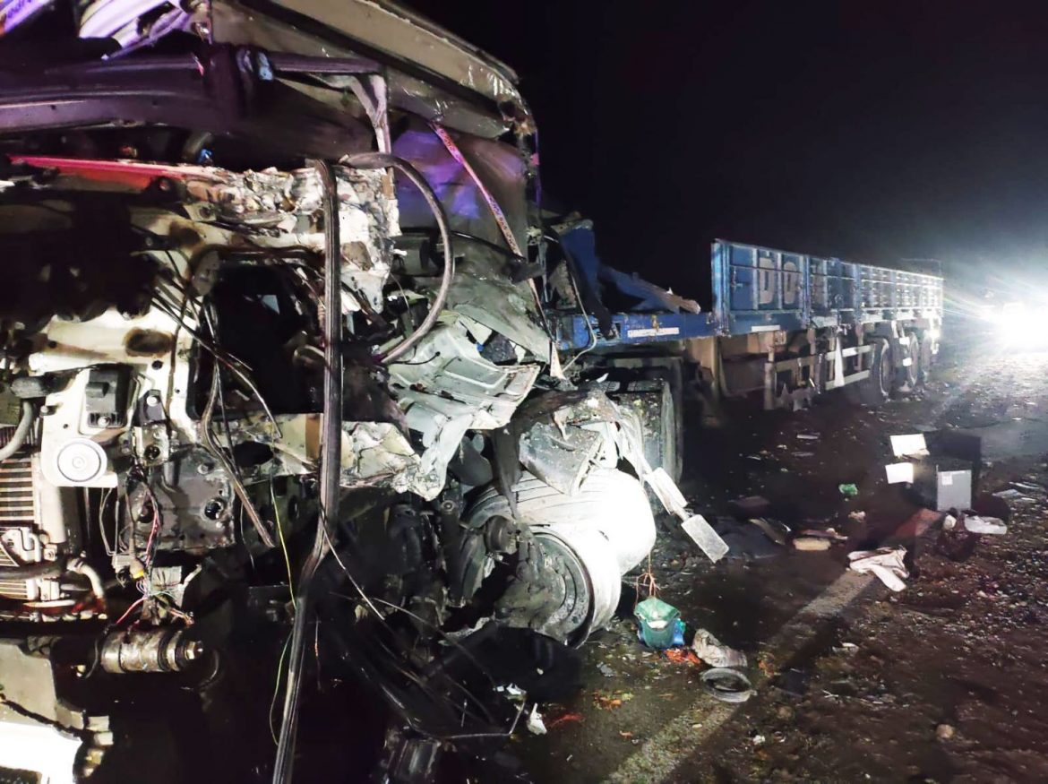 Chocaron tres camiones en la 35: un conductor quedó atrapado y sufrió lesiones graves