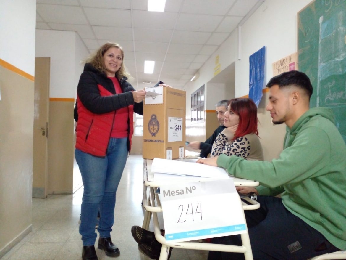 Votó la precandidata del Frente de Izquierda, Claudia Lupardo