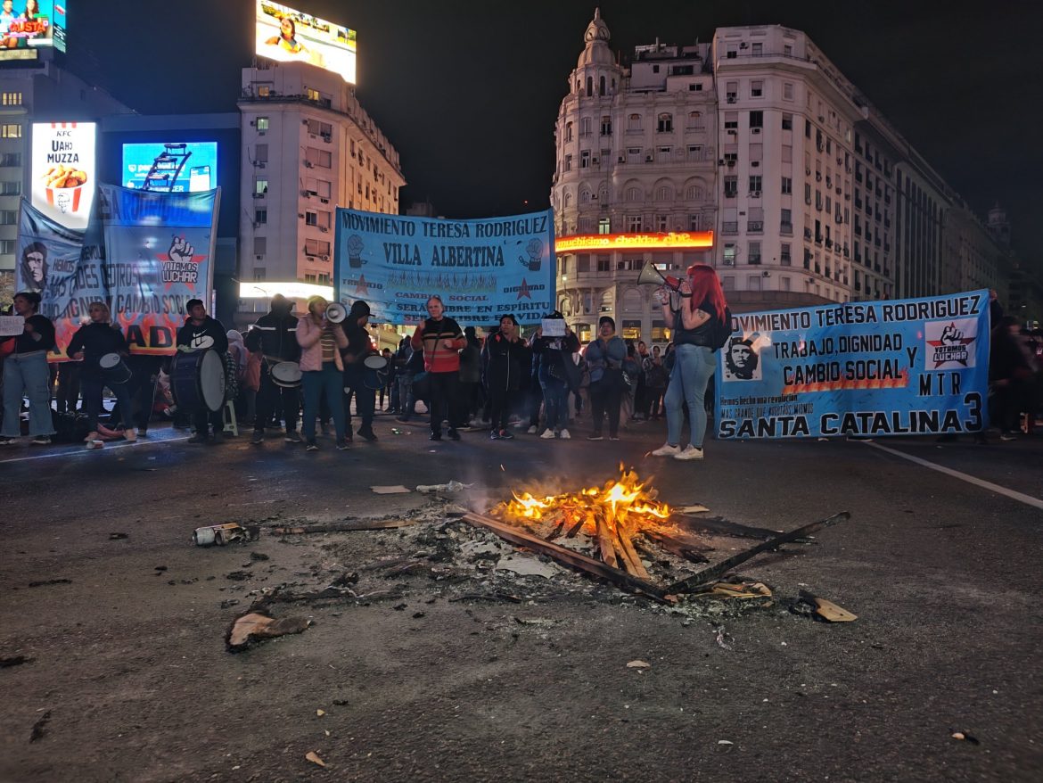 Un militante de izquierda y fotoperiodista fue arrestado y murió en una protesta en el Obelisco