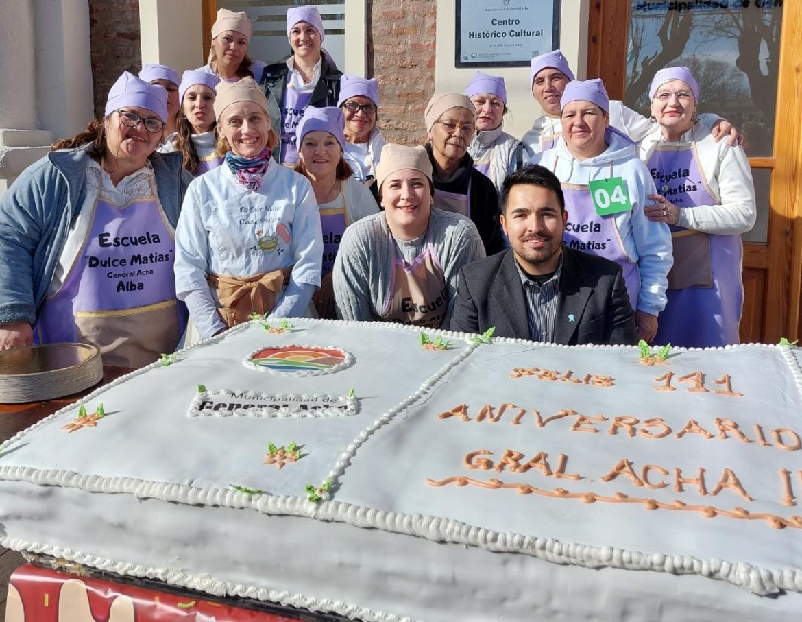 Una torta de 141 kilos para homenajear los 141 años de Acha