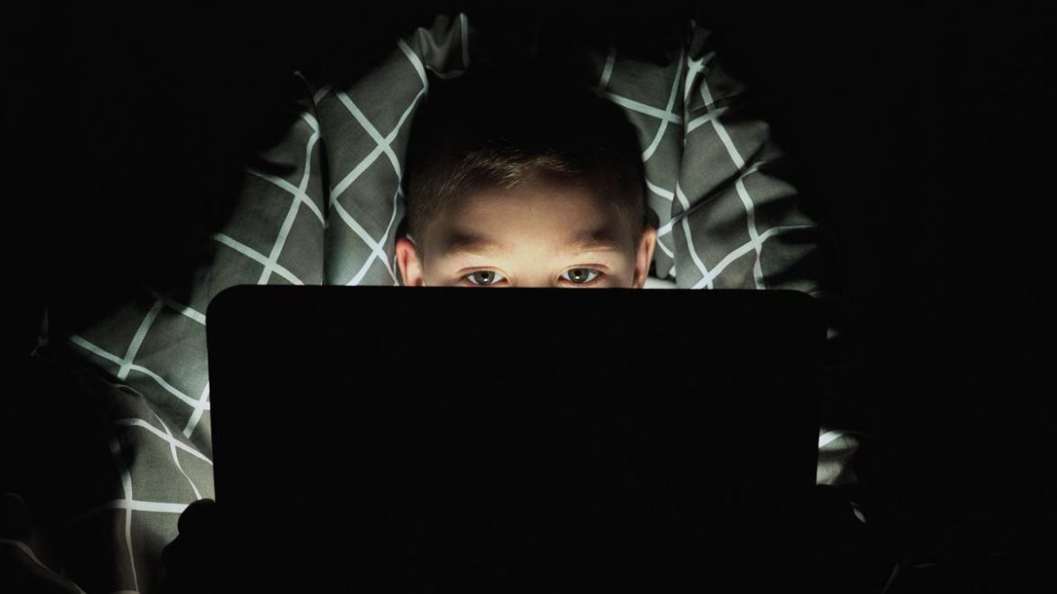 Por el uso excesivo de pantallas crecen las consultas por miopía infantil