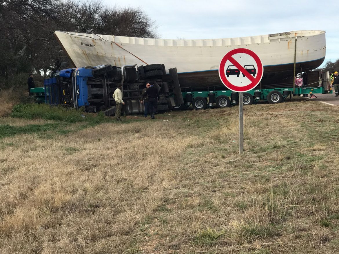 Volcó en la ruta 35 un camión que transportaba una embarcación