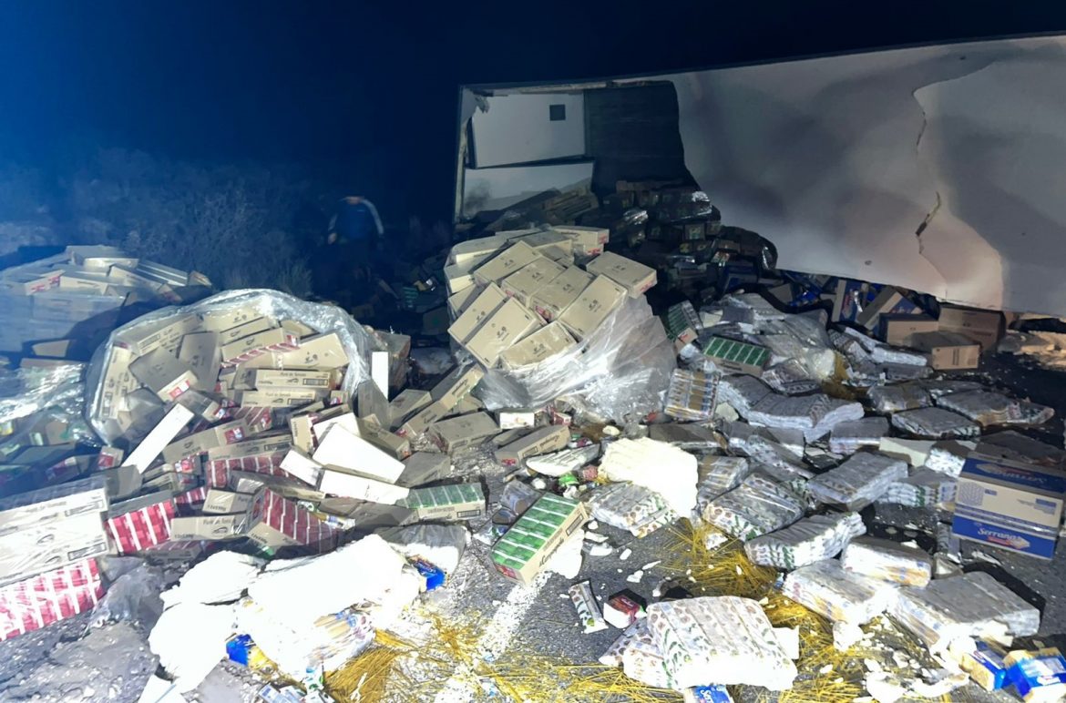 Volcó un camión y desparramó la carga sobre la ruta 152