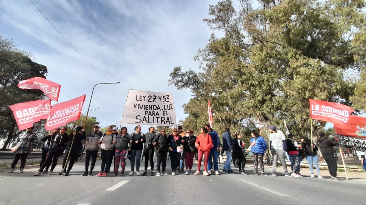 Familias de El Nuevo Salitral cortaron la ruta 35: piden que lo declaren barrio popular