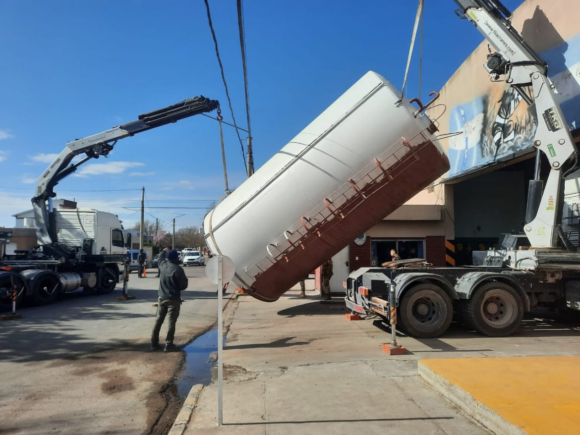 Donan a Bomberos un tanque de 45 mil litros que brindará mayor rapidez al reabastecimiento
