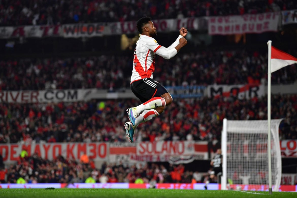 River venció cómodamente a Arsenal y se metió entre los cuatro primeros de su zona