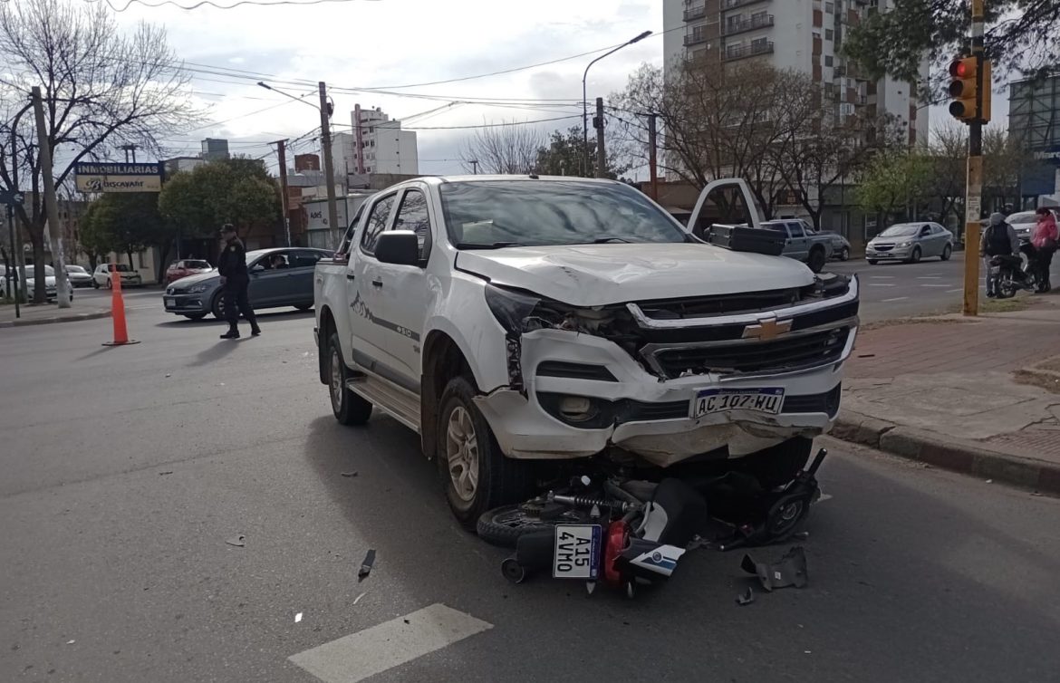 Una camioneta pasó en rojo y chocó: una motociclista con múltiples fracturas