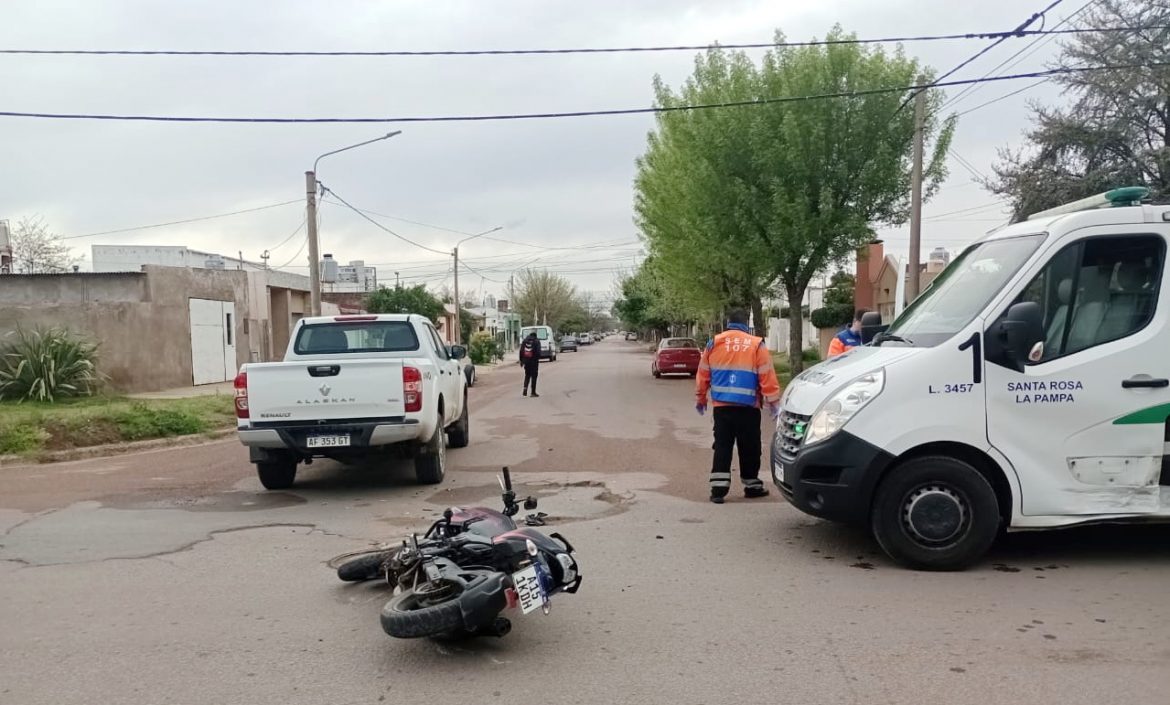 Motociclista hospitalizado luego de chocar con una camioneta