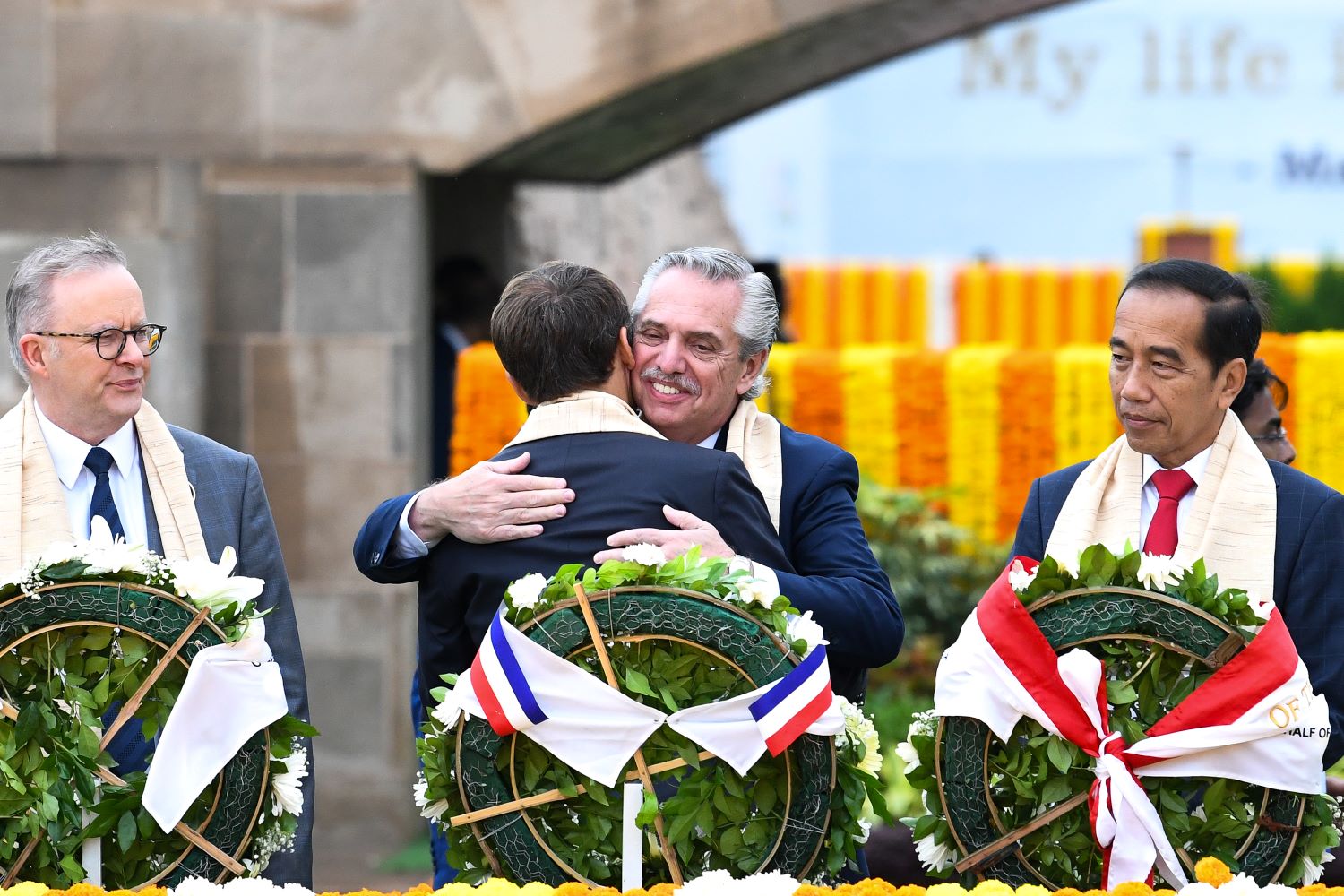 Alberto Fernández junto a líderes del G20: homenaje a Gandhi, descalzos, con flores y estolas rosas