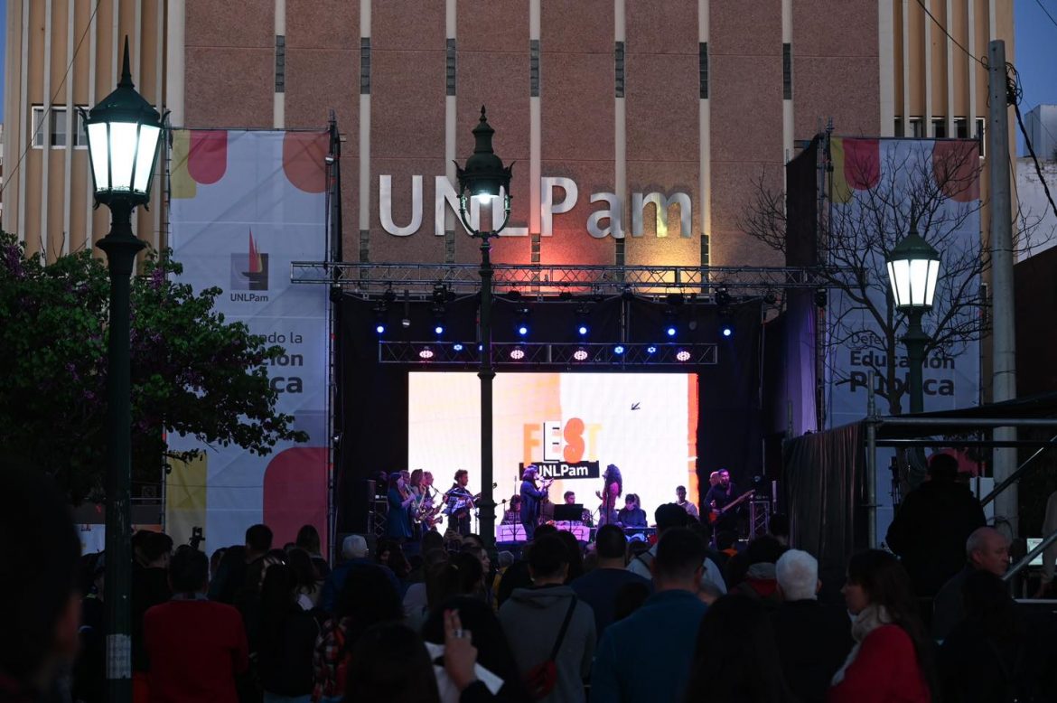 Se desarrolló el FestUNLPam: música y clases en vivo para defender la universidad