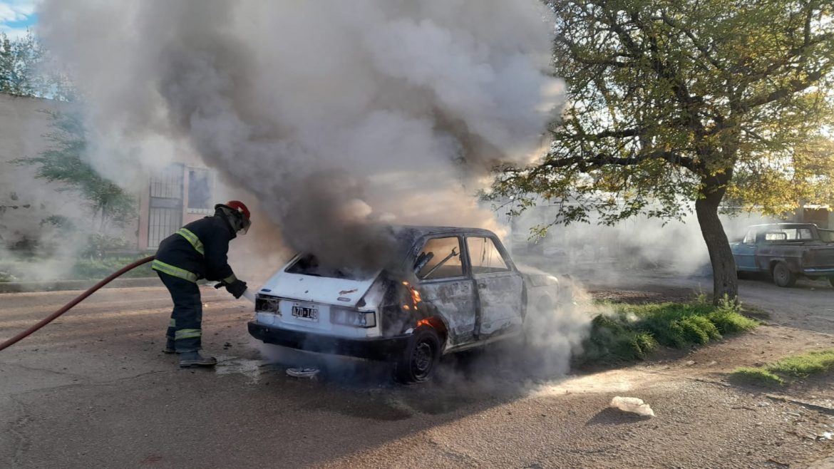 Quemaron un auto en Santa Rosa