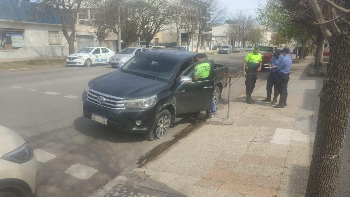 Se cruzó de carril en la Ameghino y chocó una camioneta estacionada