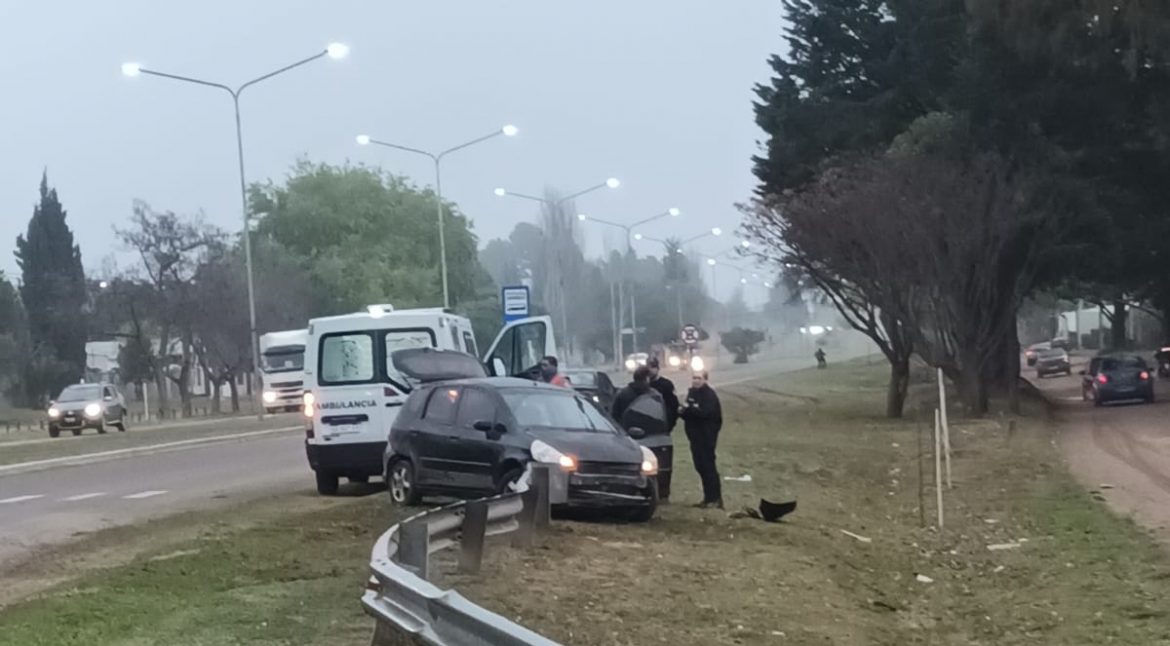 Iba por el carril central de la avenida Perón, perdió el control y volcó