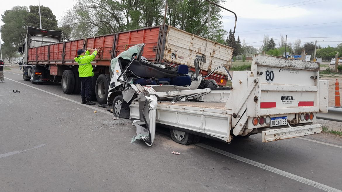 Chocó contra un camión estacionado: un herido