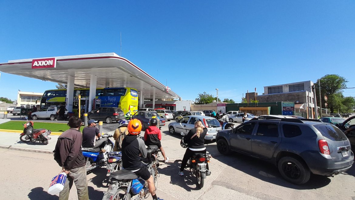 Escasez de nafta y gasoil: continúan las largas colas en las estaciones de servicio de Santa Rosa