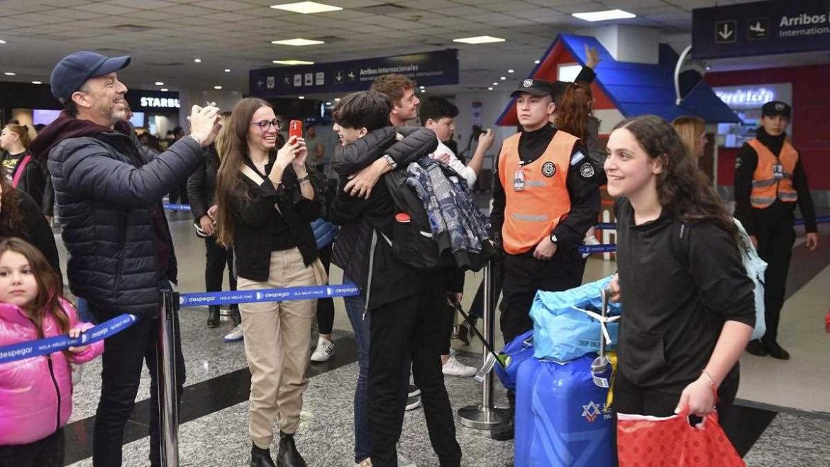 Regresaron a Argentina 54 de los 200 alumnos secundarios varados en Israel