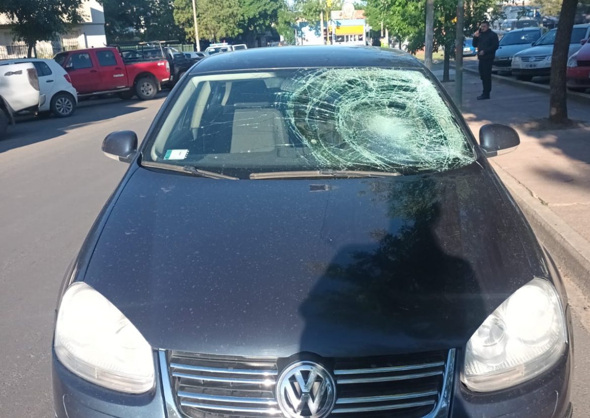 Cruzaba la calle y la atropelló un auto: una mujer herida en Santa Rosa