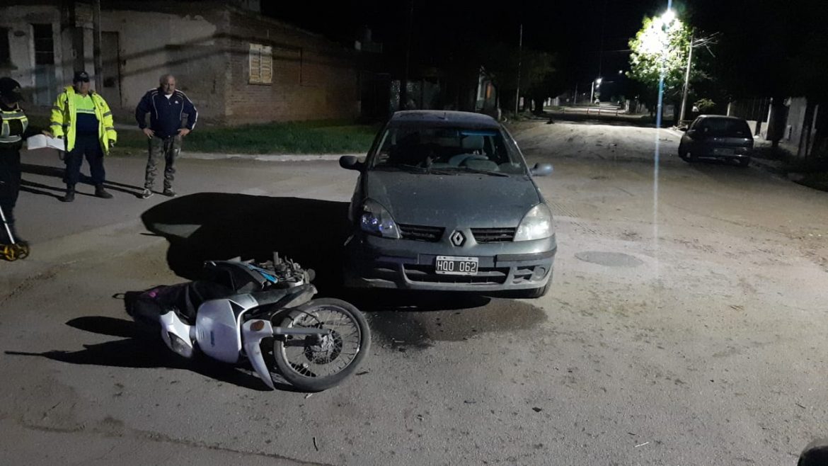 Los dos circulaban alcoholizados: motociclista con fractura al chocar con un auto
