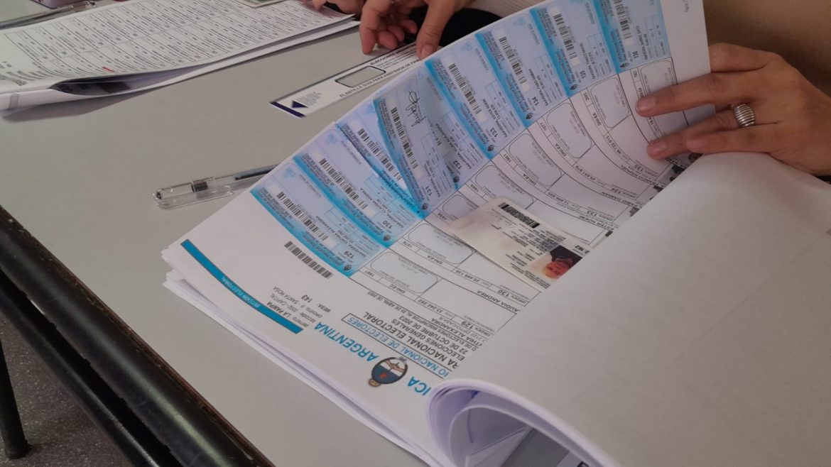 Una delegada de la Escuela 6 intentó entorpecer la labor de la prensa